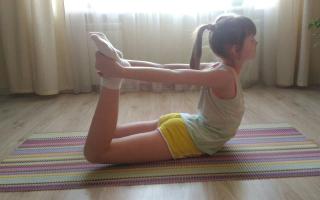 #Stretching | #Twine | #Gymnastics | Young girl #LifeRage